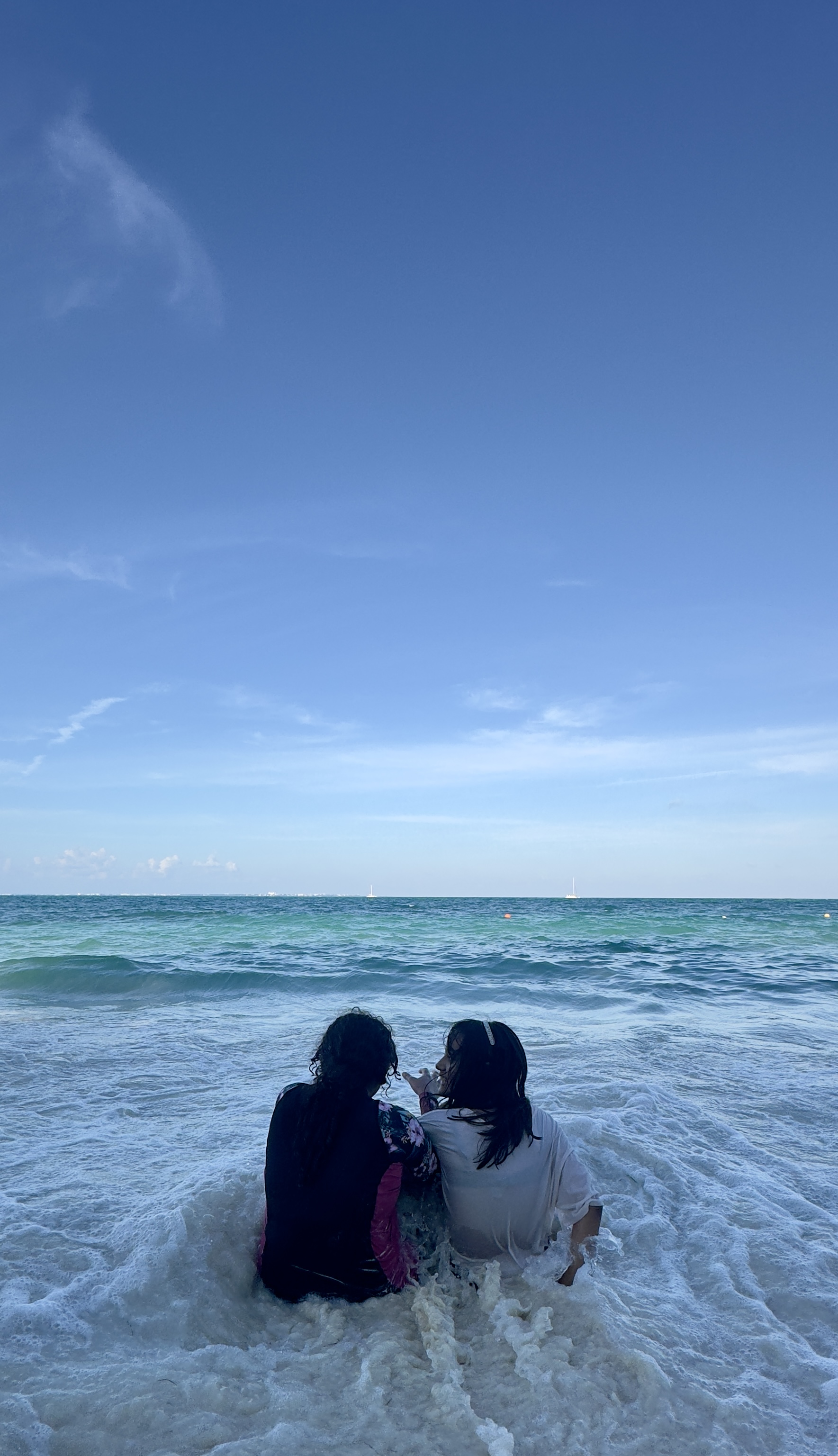 niños disfrutando de la playa frente a la playa en cancun