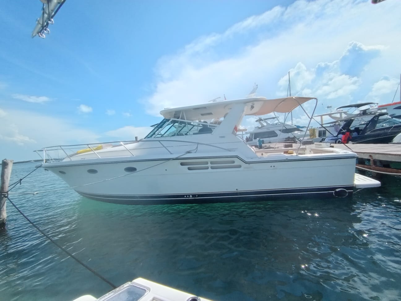 Pescador en barco al atardecer